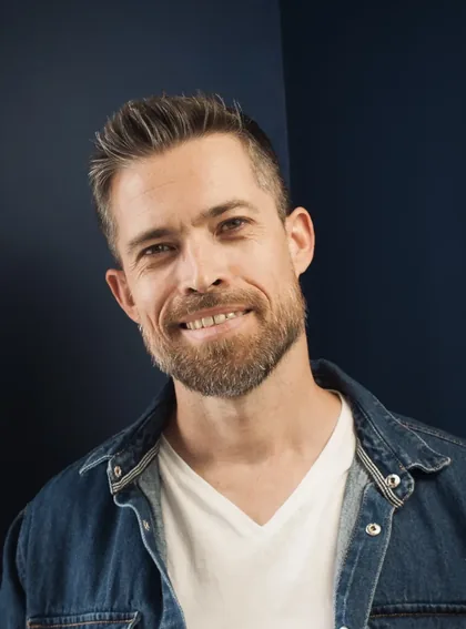 Portrait souriant de Mikael Buxton