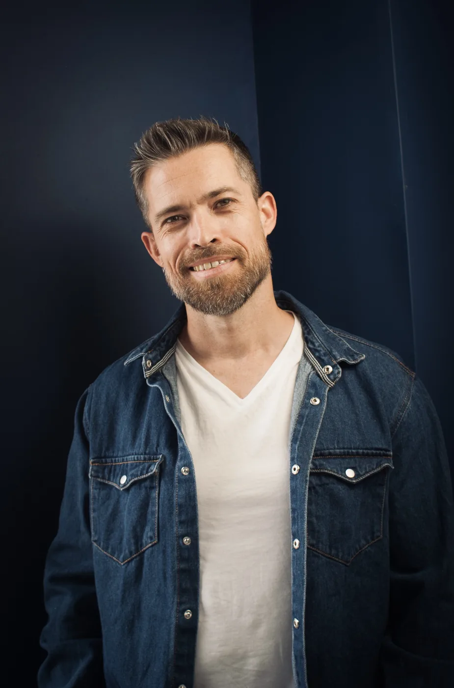 Portrait souriant de Mikael Buxton